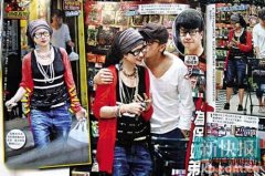 香港明星姐弟恋47岁邵美琪与37岁男友施祖男逛超市公开亲吻